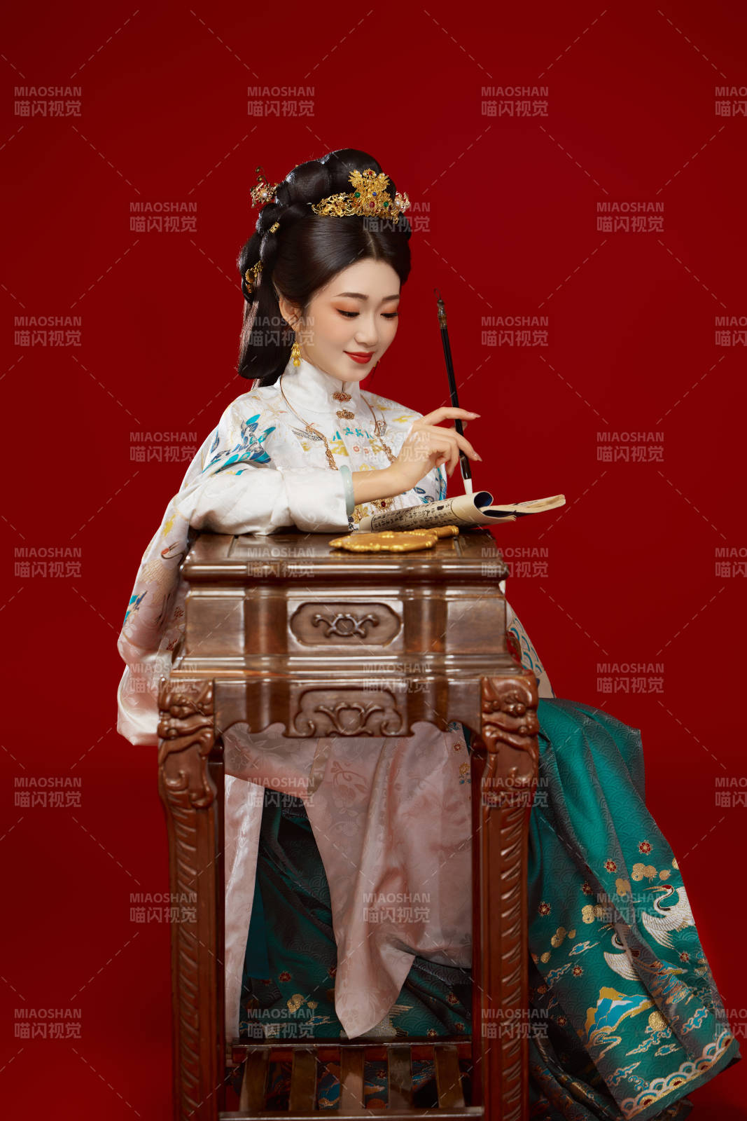 红色背景下穿着中国明朝明制汉服服饰的少女