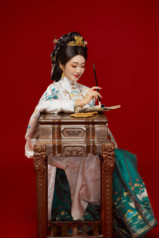 红色背景下穿着中国明朝明制汉服服饰的少女