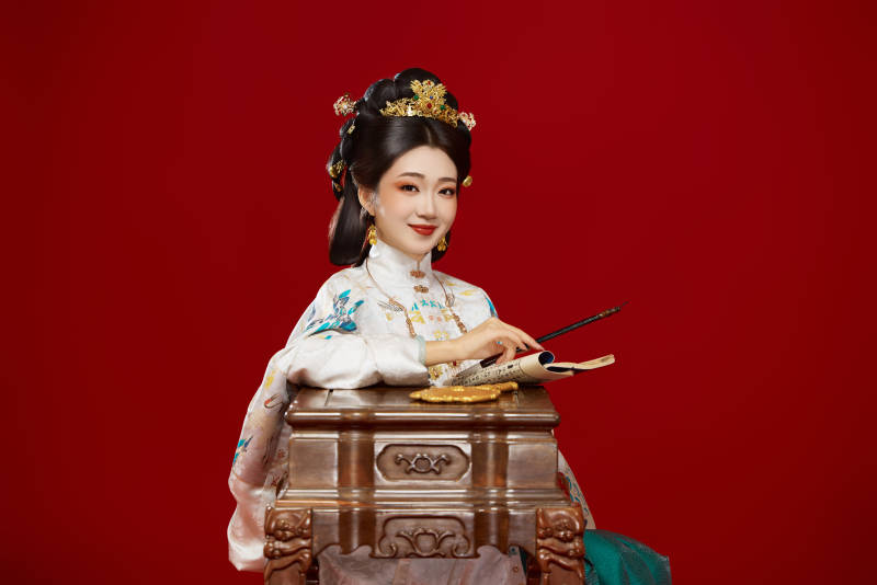 红色背景下穿着中国明朝明制汉服服饰的少女