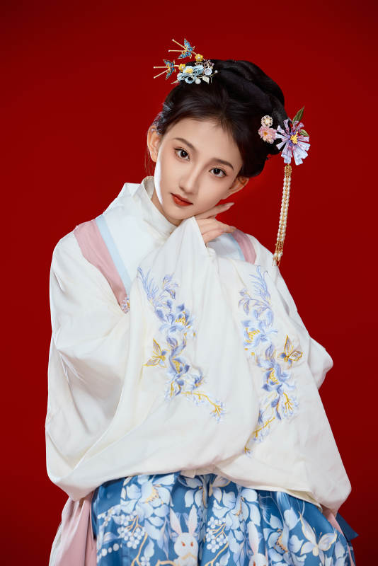 红色背景下穿着中国明朝明制汉服服饰的少女