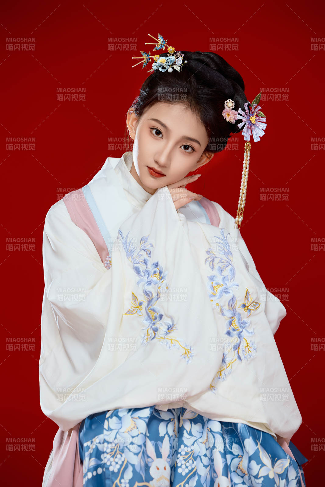 红色背景下穿着中国明朝明制汉服服饰的少女