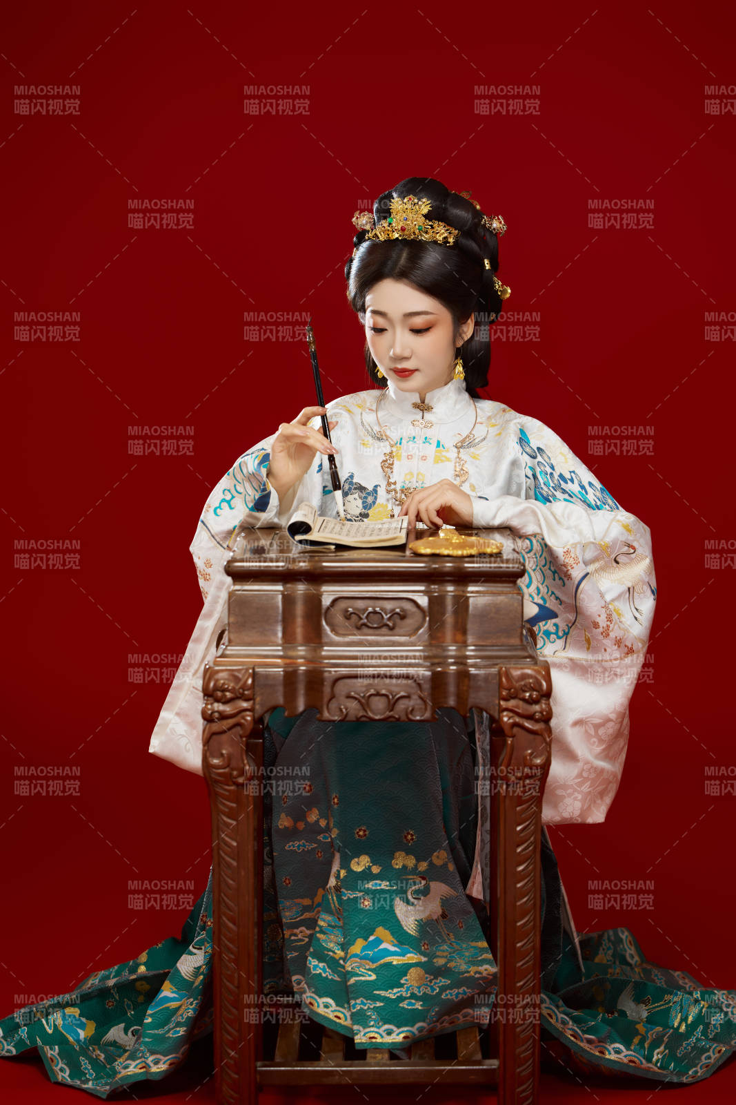 红色背景下穿着中国明朝明制汉服服饰的少女