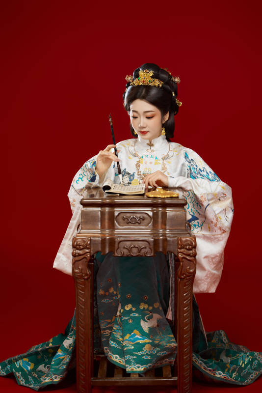 红色背景下穿着中国明朝明制汉服服饰的少女