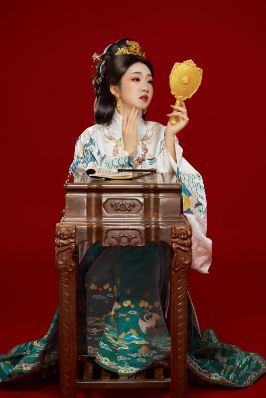 红色背景下穿着中国明朝明制汉服服饰的少女