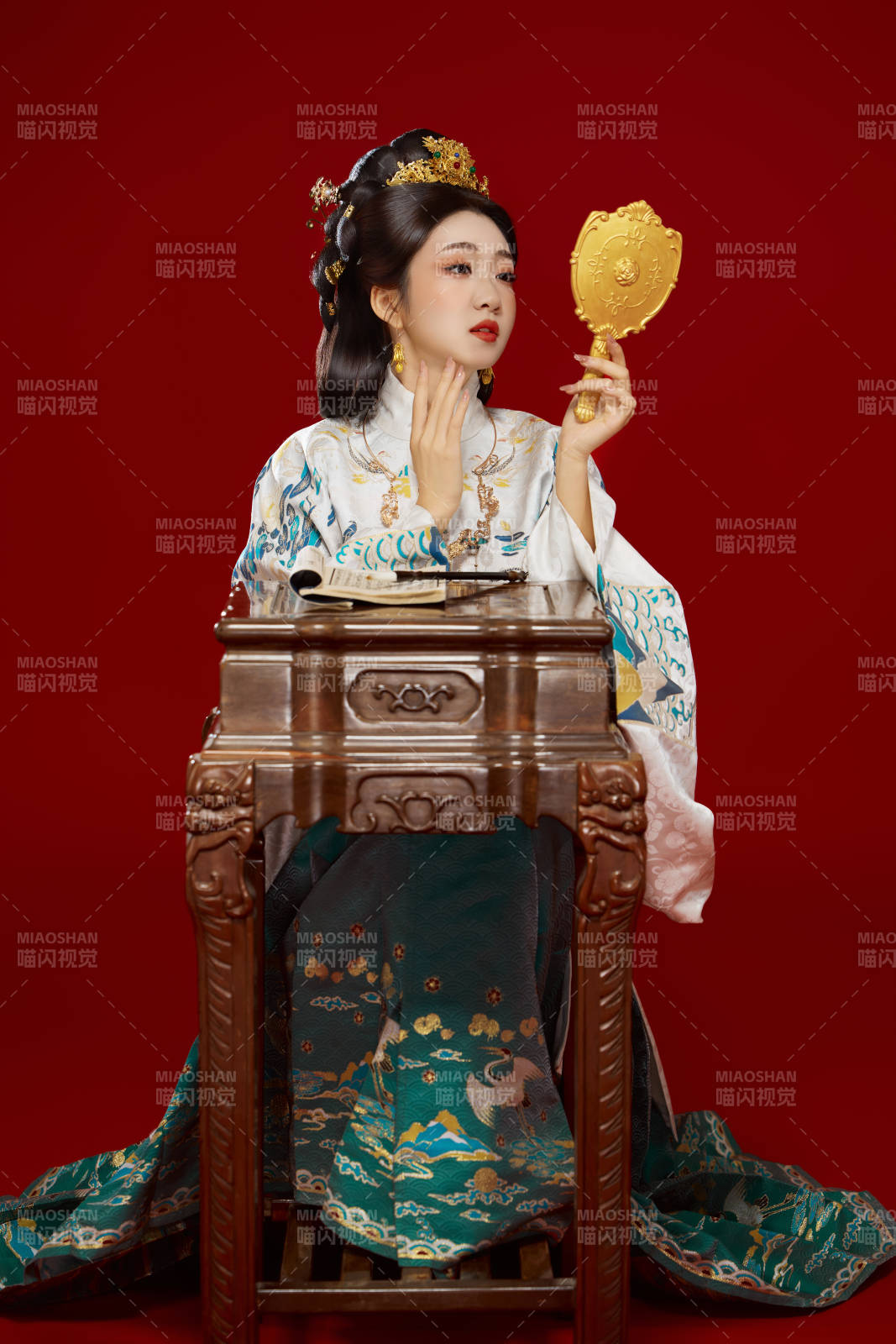 红色背景下穿着中国明朝明制汉服服饰的少女