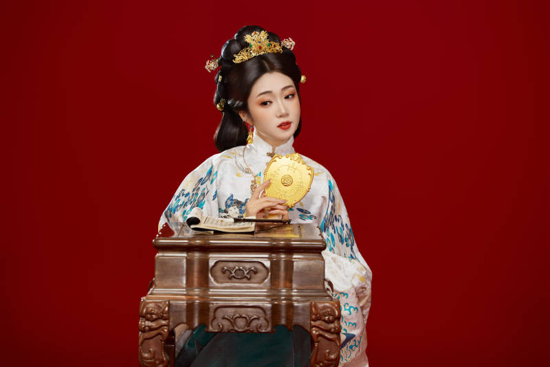 红色背景下穿着中国明朝明制汉服服饰的少女