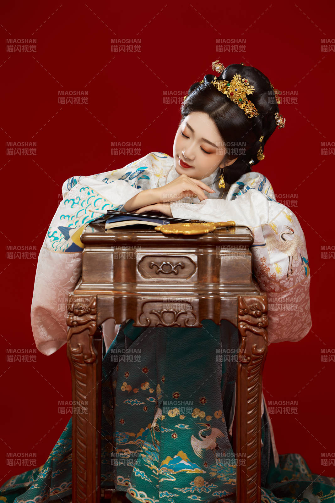 红色背景下穿着中国明朝明制汉服服饰的少女