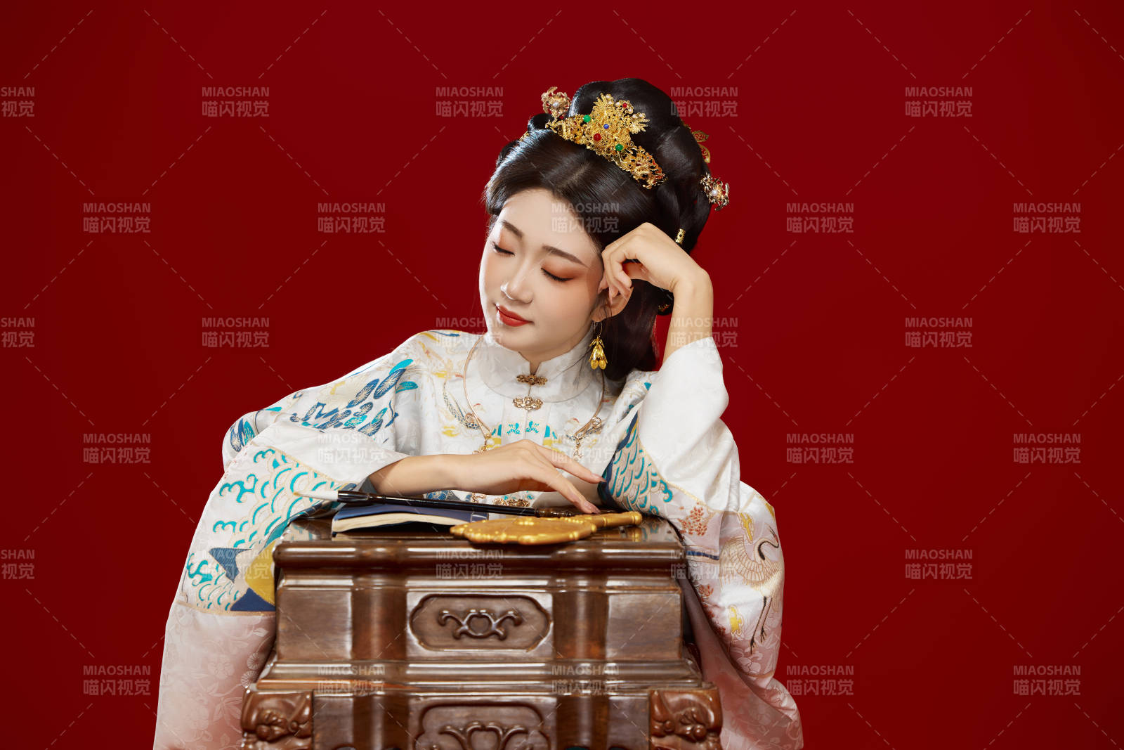 紅色背景下穿著中國明朝明制漢服服飾的少女