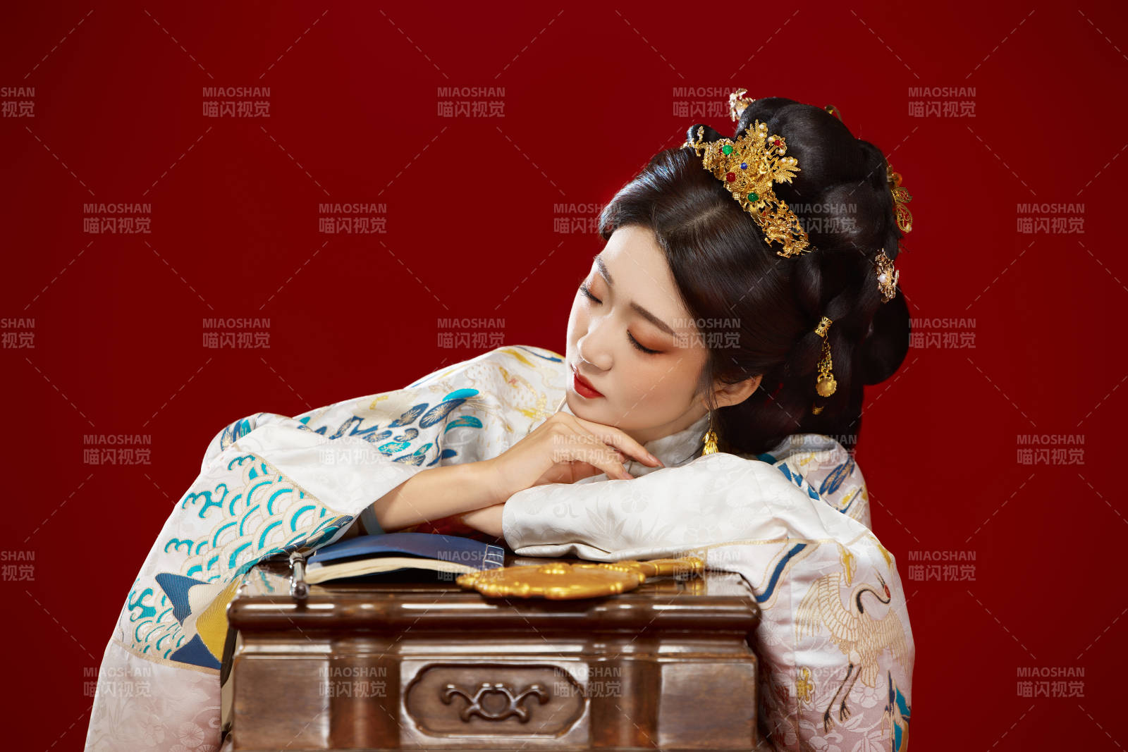 红色背景下穿着中国明朝明制汉服服饰的少女