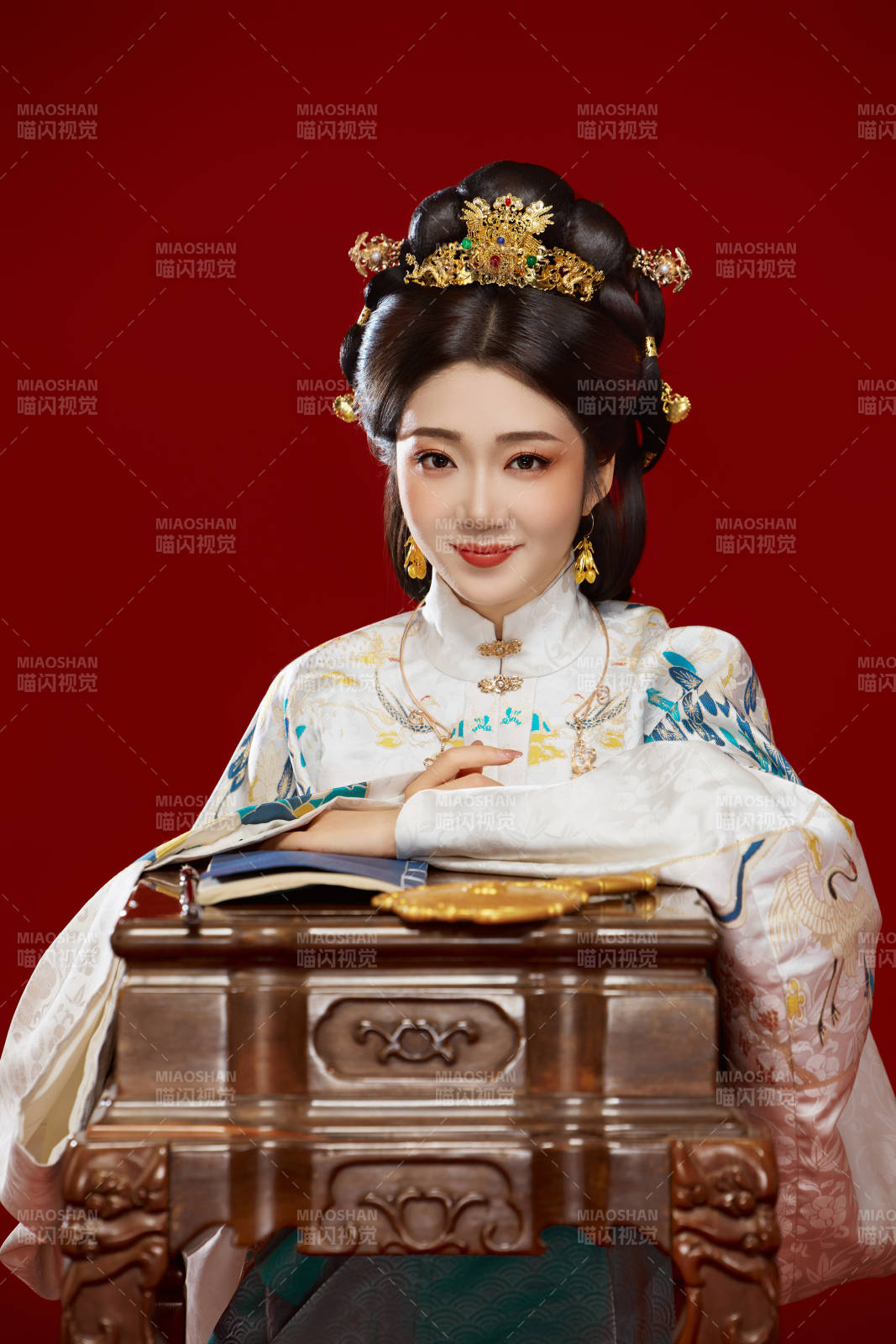 红色背景下穿着中国明朝明制汉服服饰的少女