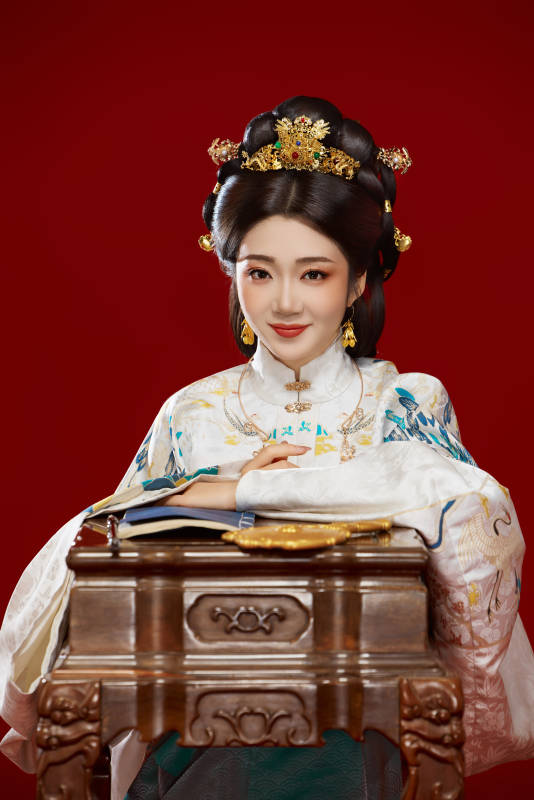 红色背景下穿着中国明朝明制汉服服饰的少女