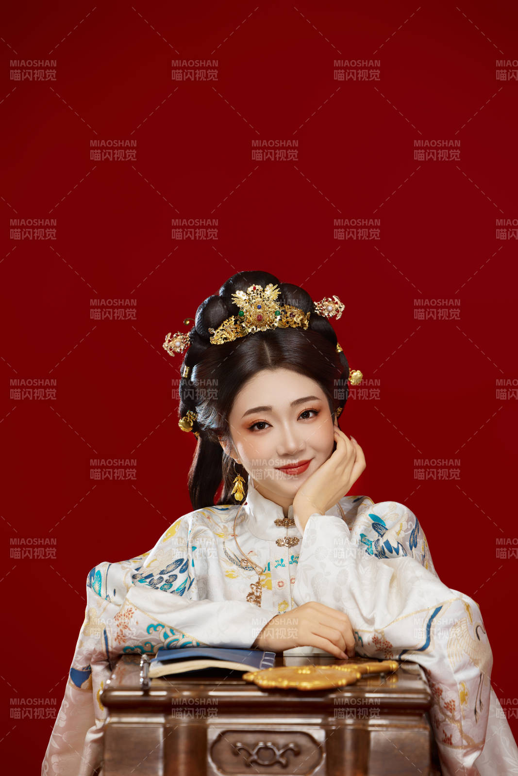 红色背景下穿着中国明朝明制汉服服饰的少女