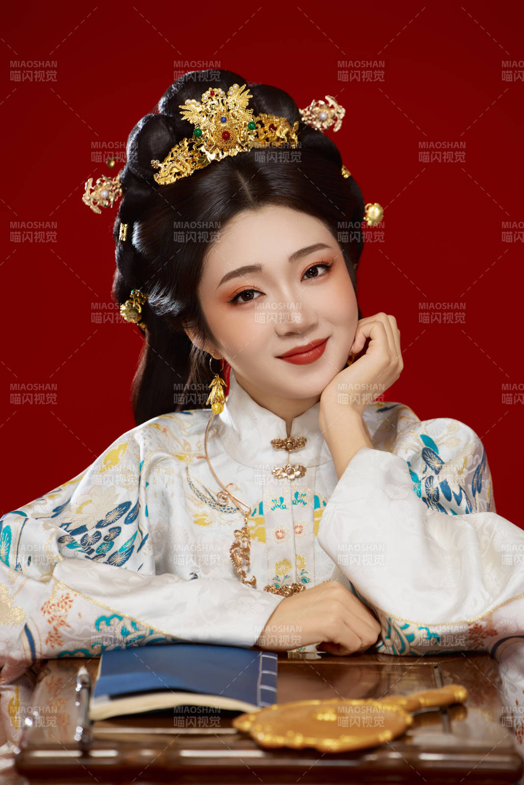 红色背景下穿着中国明朝明制汉服服饰的少女