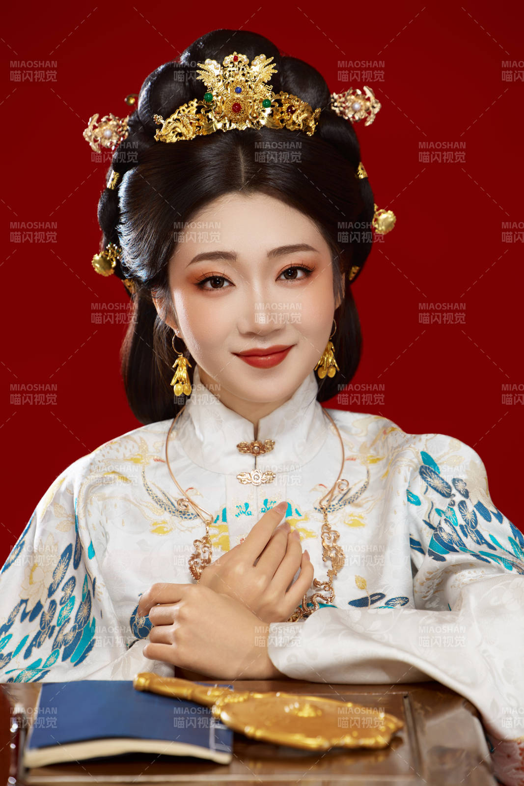 红色背景下穿着中国明朝明制汉服服饰的少女