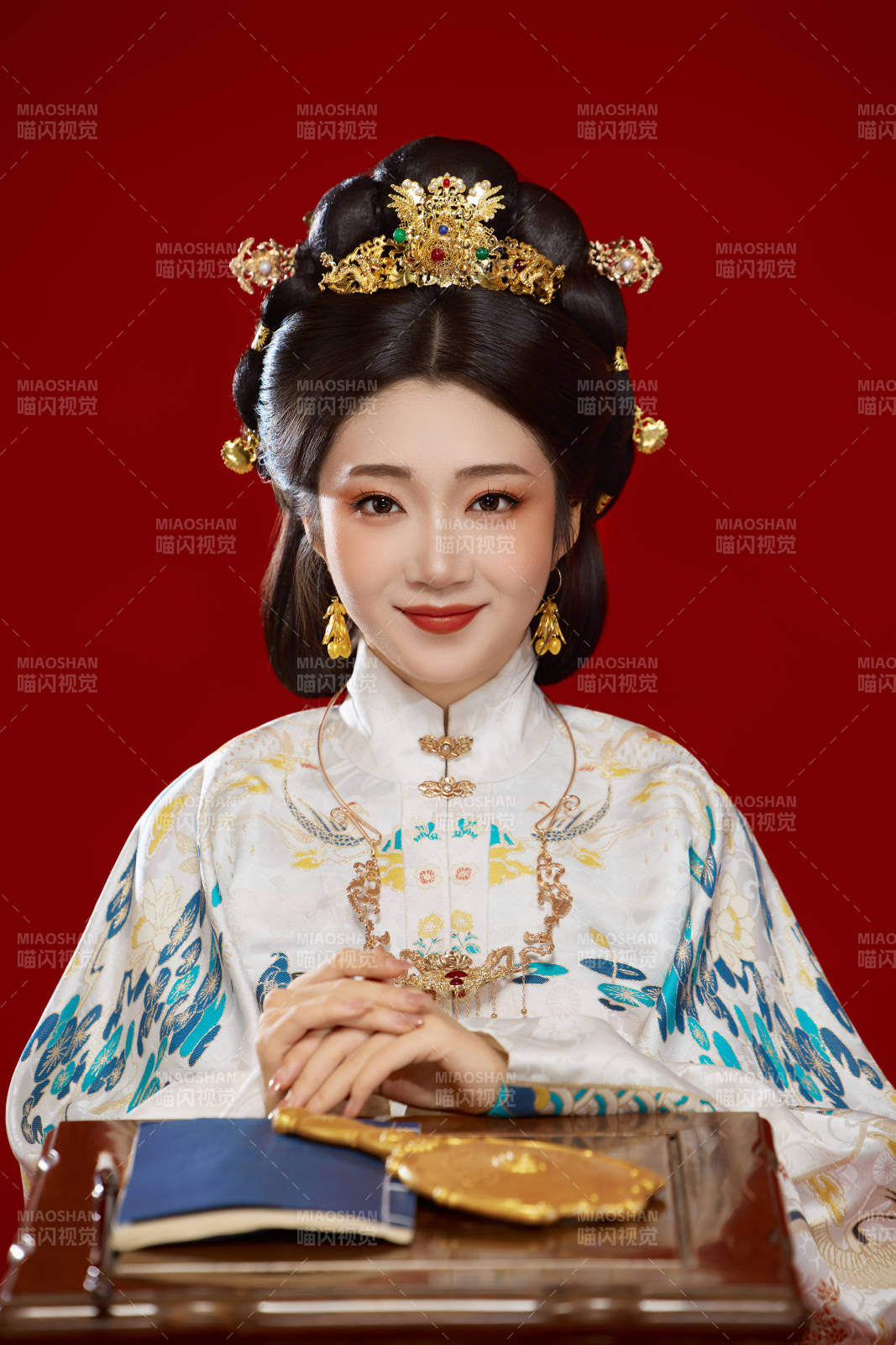 红色背景下穿着中国明朝明制汉服服饰的少女