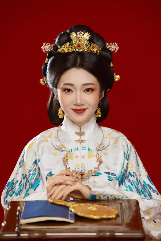 红色背景下穿着中国明朝明制汉服服饰的少女