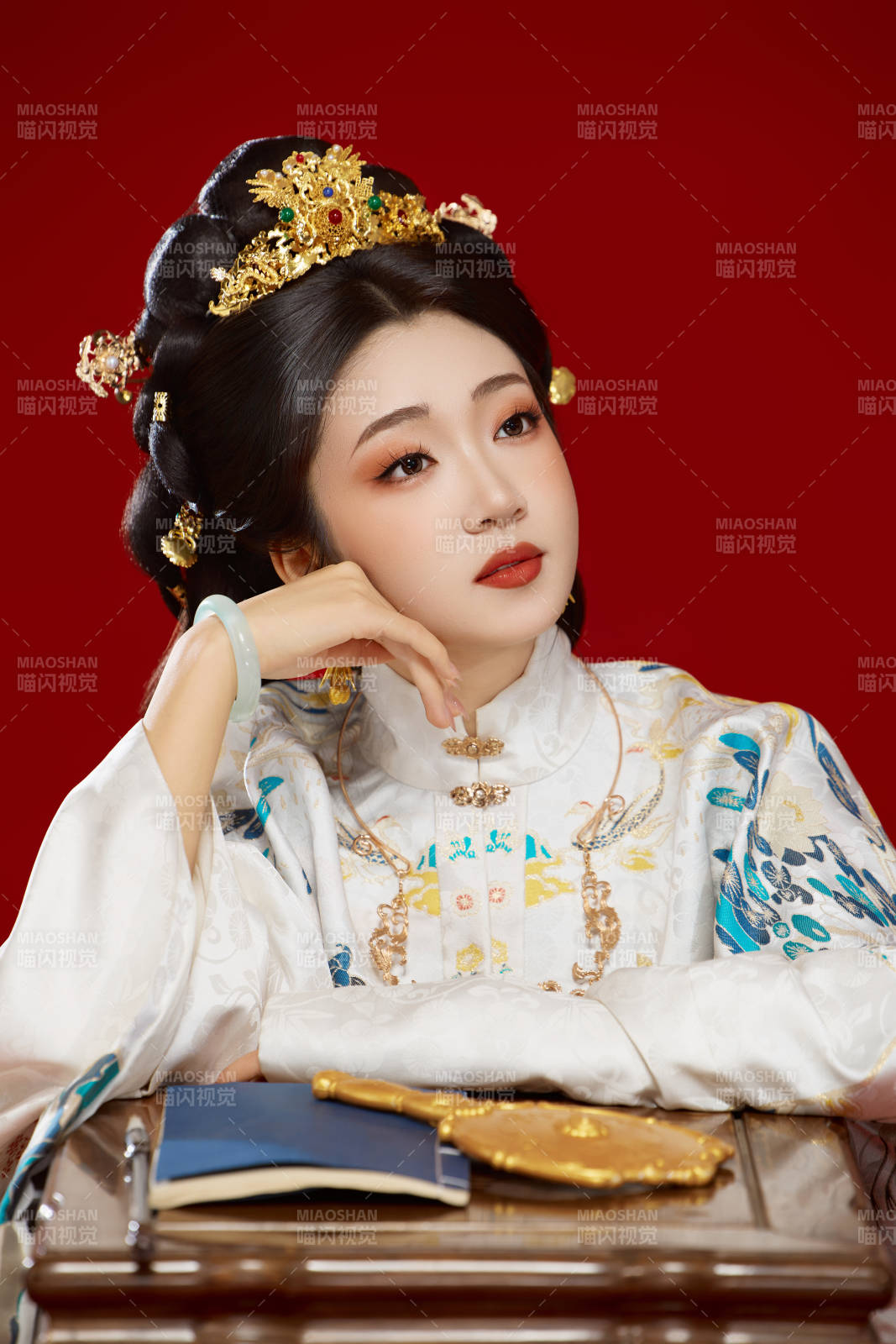 红色背景下穿着中国明朝明制汉服服饰的少女