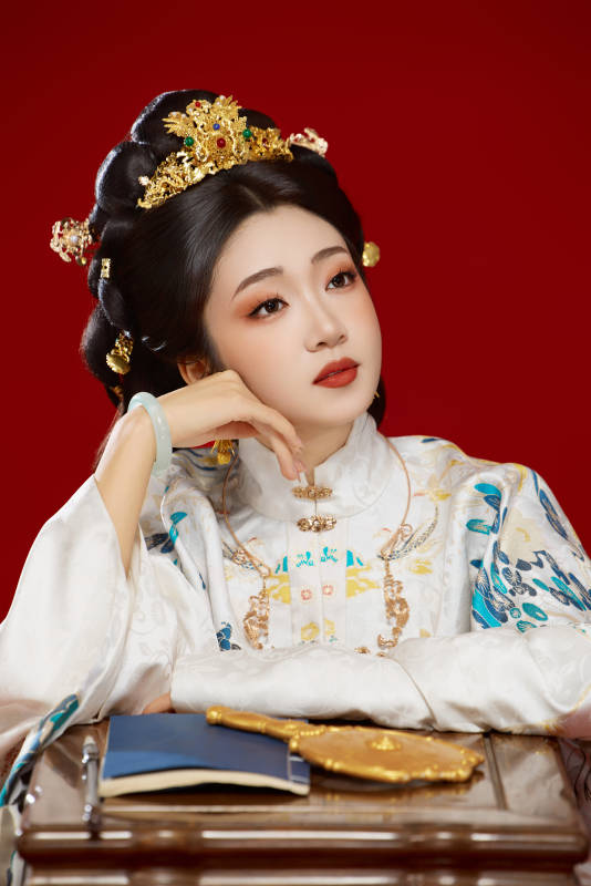 红色背景下穿着中国明朝明制汉服服饰的少女