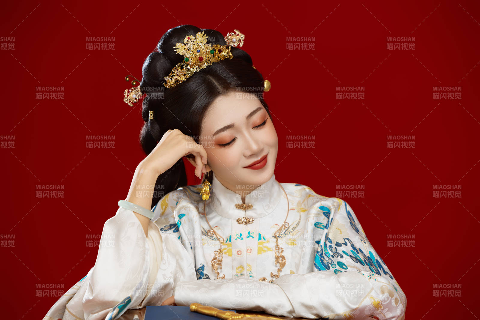 红色背景下穿着中国明朝明制汉服服饰的少女