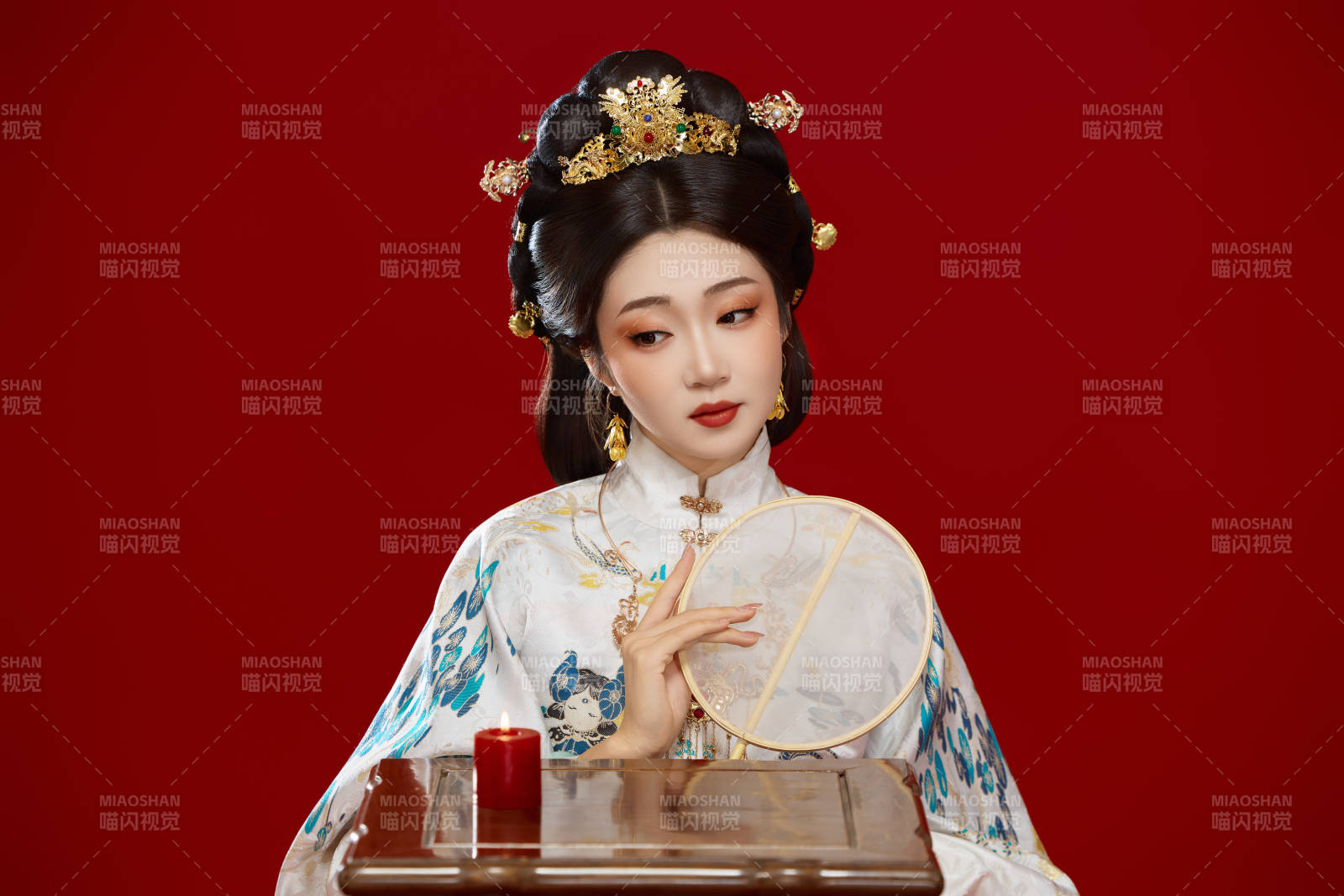 红色背景下穿着中国明朝明制汉服服饰的少女