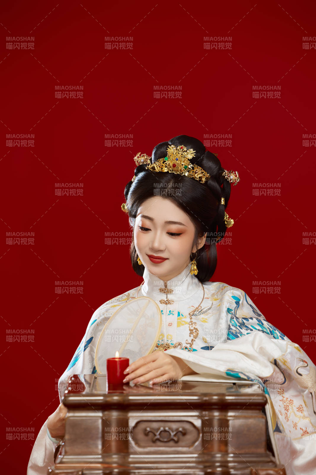 红色背景下穿着中国明朝明制汉服服饰的少女