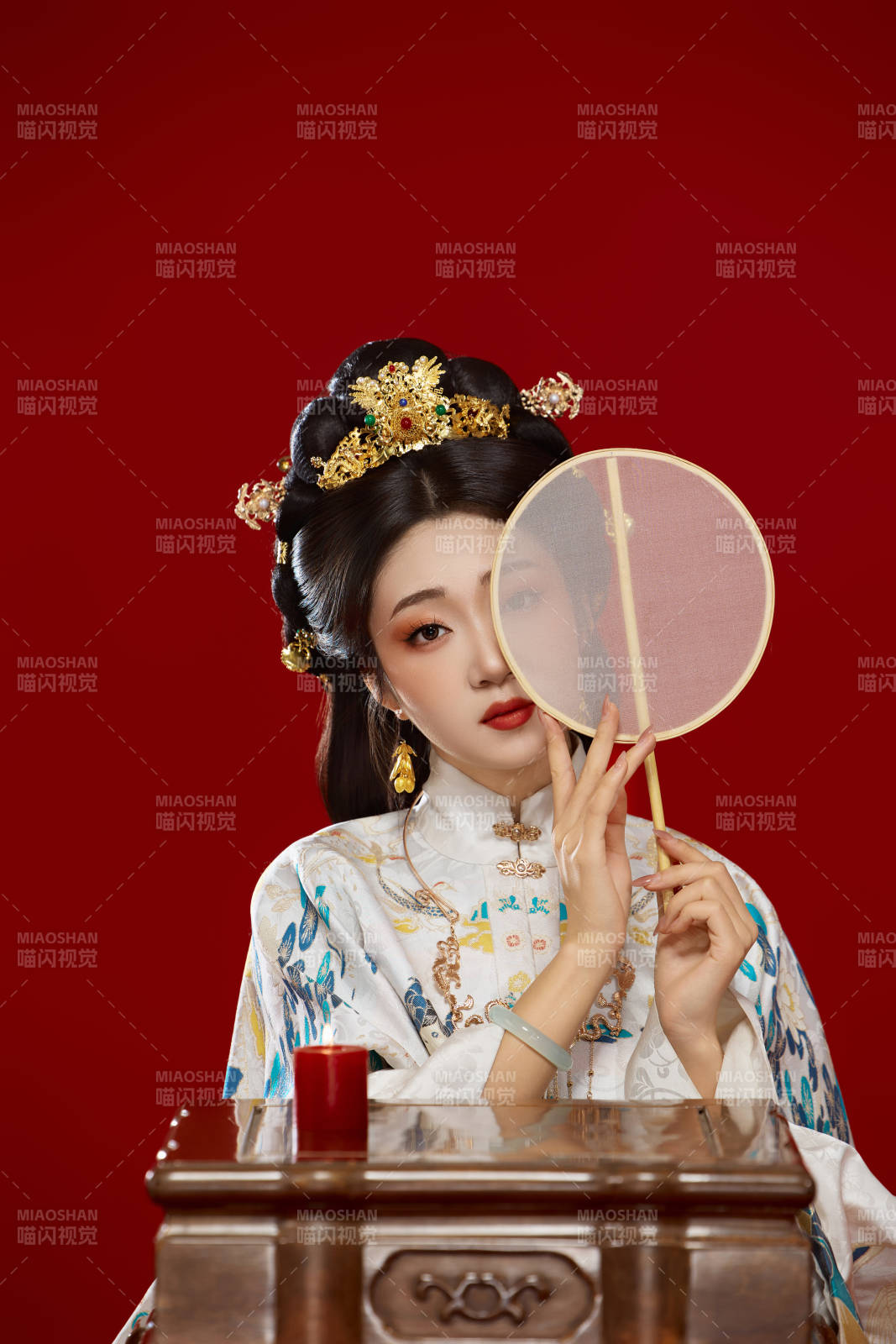 红色背景下穿着中国明朝明制汉服服饰的少女