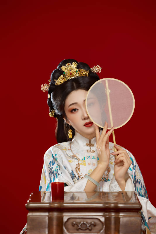 红色背景下穿着中国明朝明制汉服服饰的少女