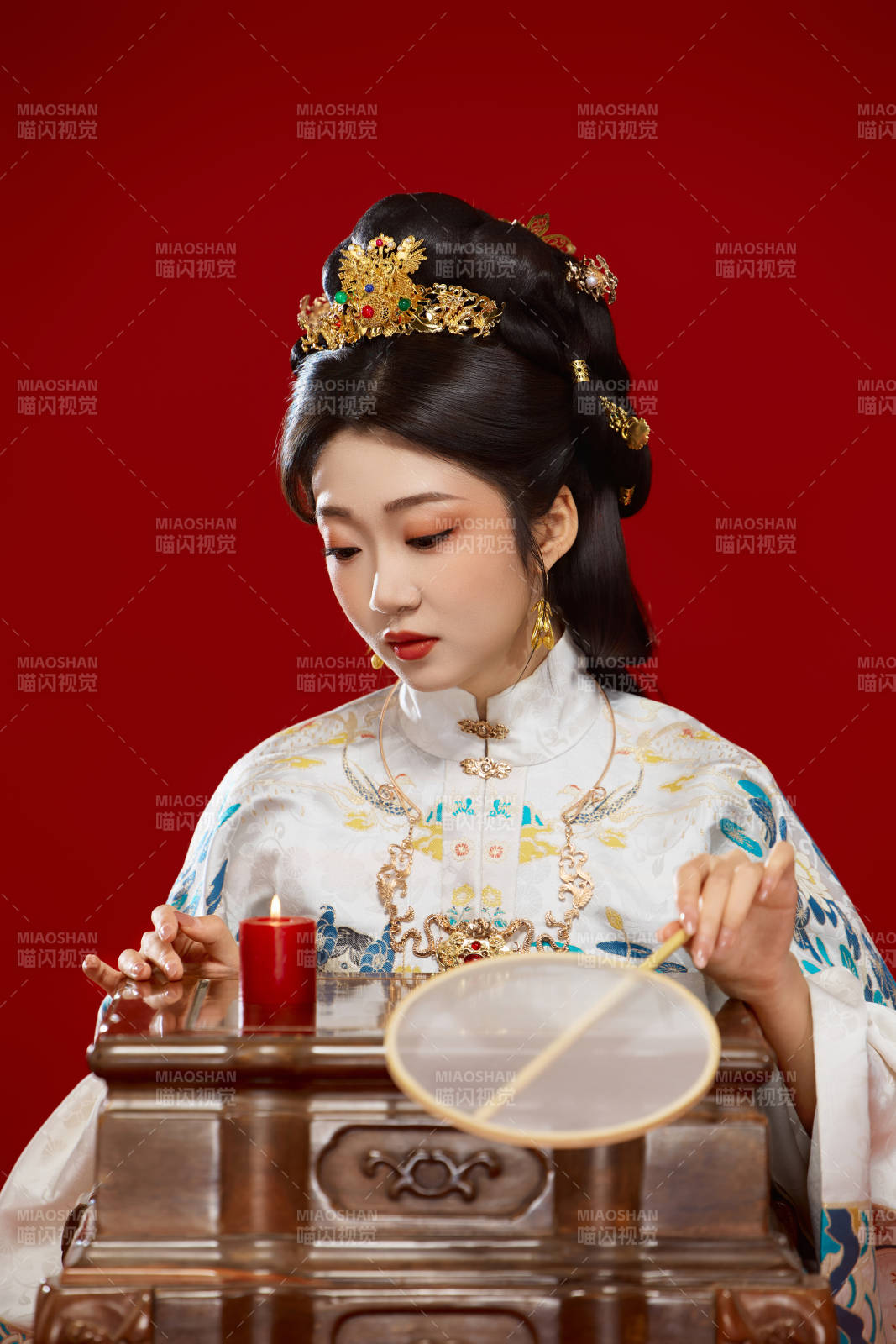 红色背景下穿着中国明朝明制汉服服饰的少女