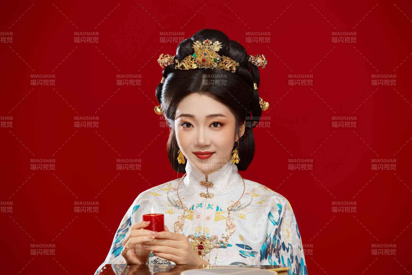 红色背景下穿着中国明朝明制汉服服饰的少女