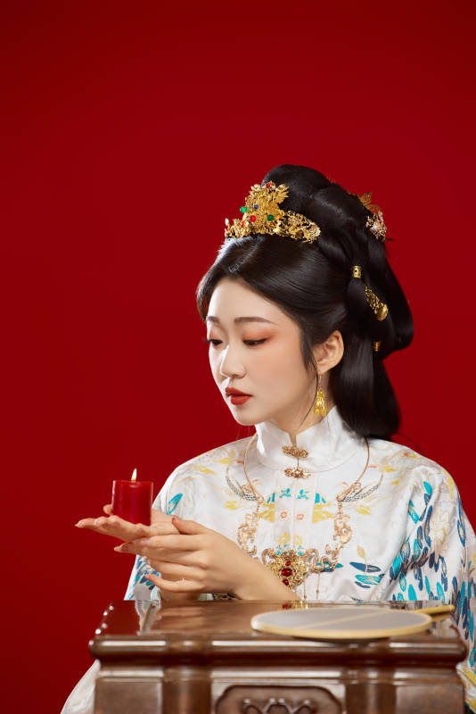 红色背景下穿着中国明朝明制汉服服饰的少女