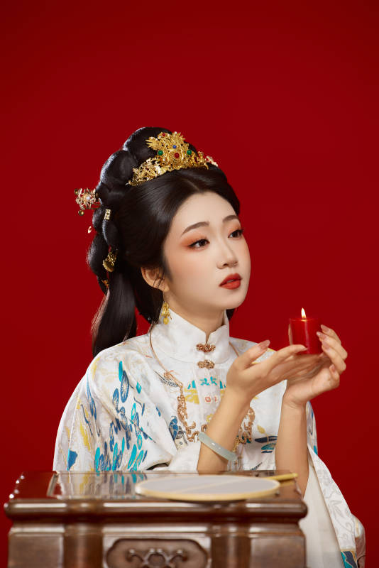 红色背景下穿着中国明朝明制汉服服饰的少女