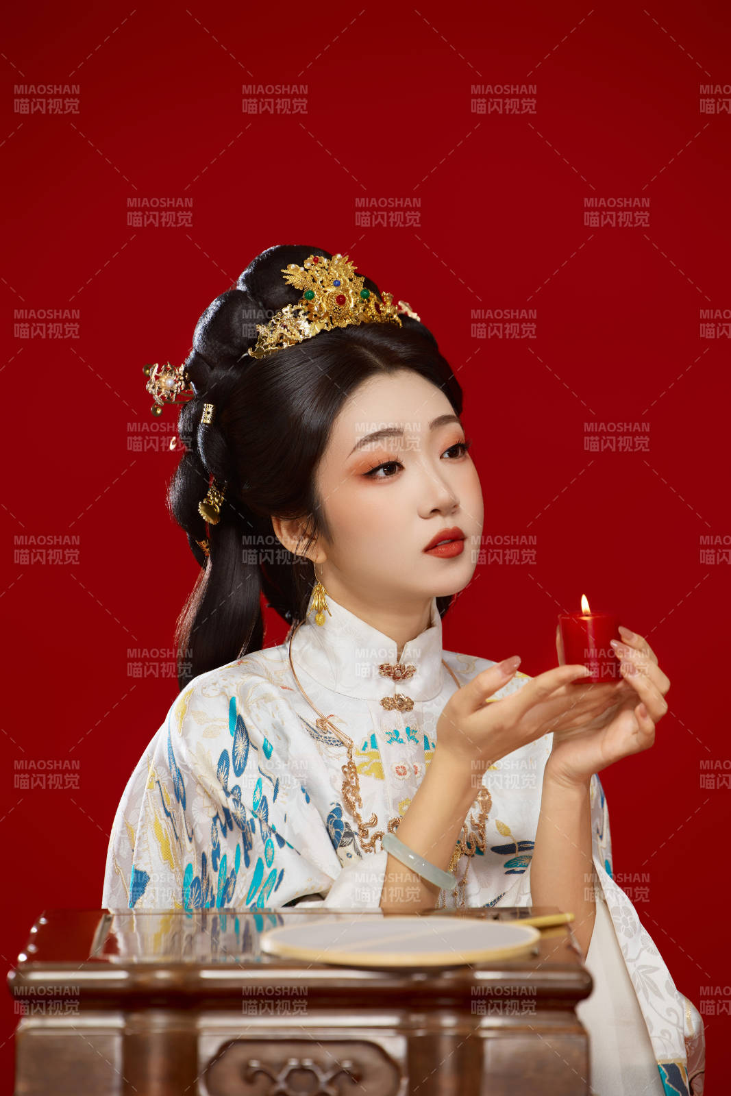 红色背景下穿着中国明朝明制汉服服饰的少女