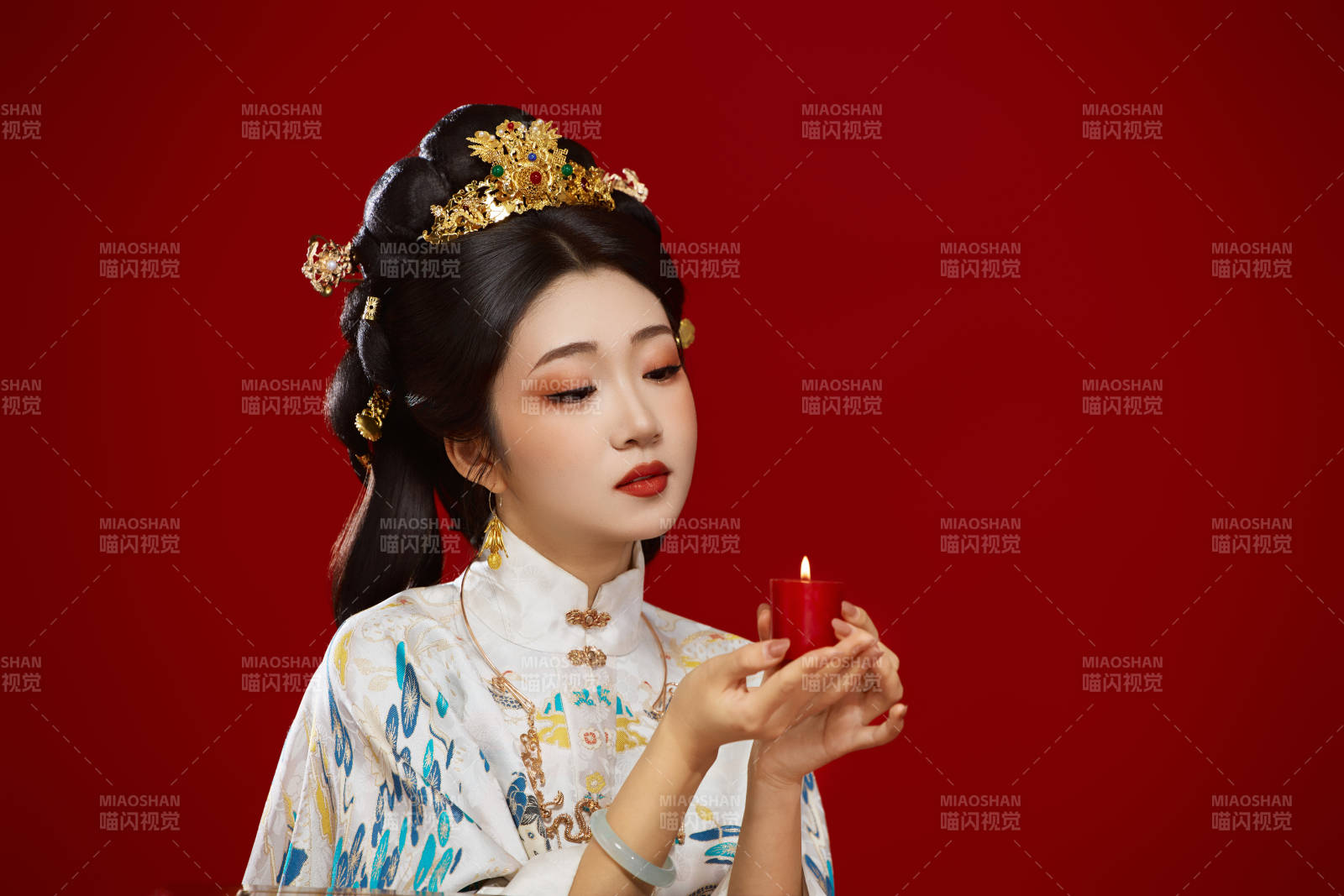 红色背景下穿着中国明朝明制汉服服饰的少女