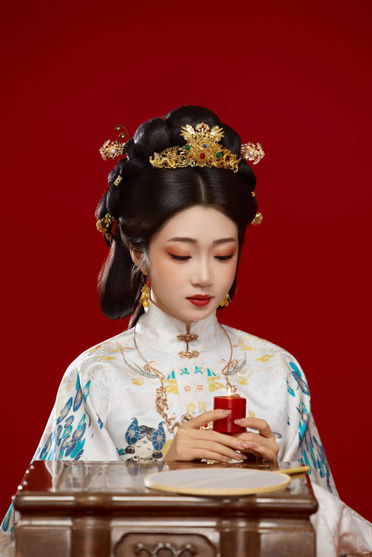 红色背景下穿着中国明朝明制汉服服饰的少女