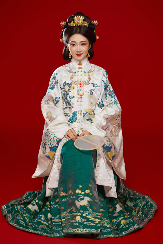 红色背景下穿着中国明朝明制汉服服饰的少女