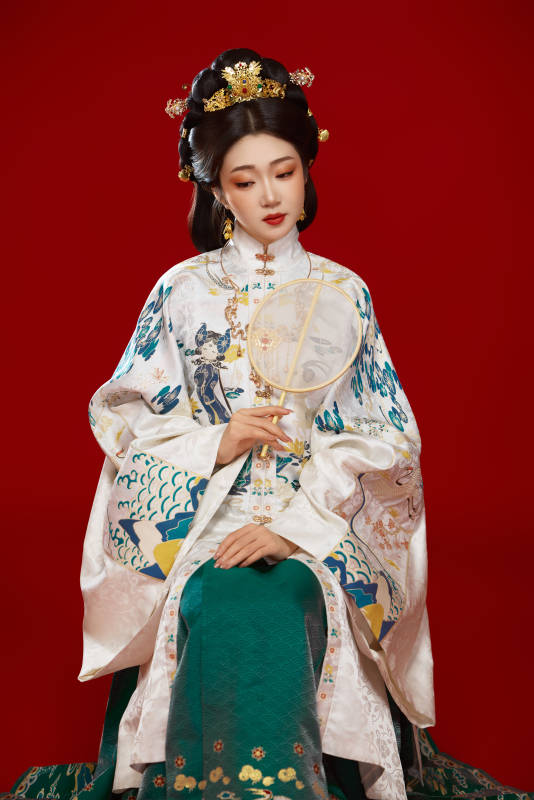 红色背景下穿着中国明朝明制汉服服饰的少女