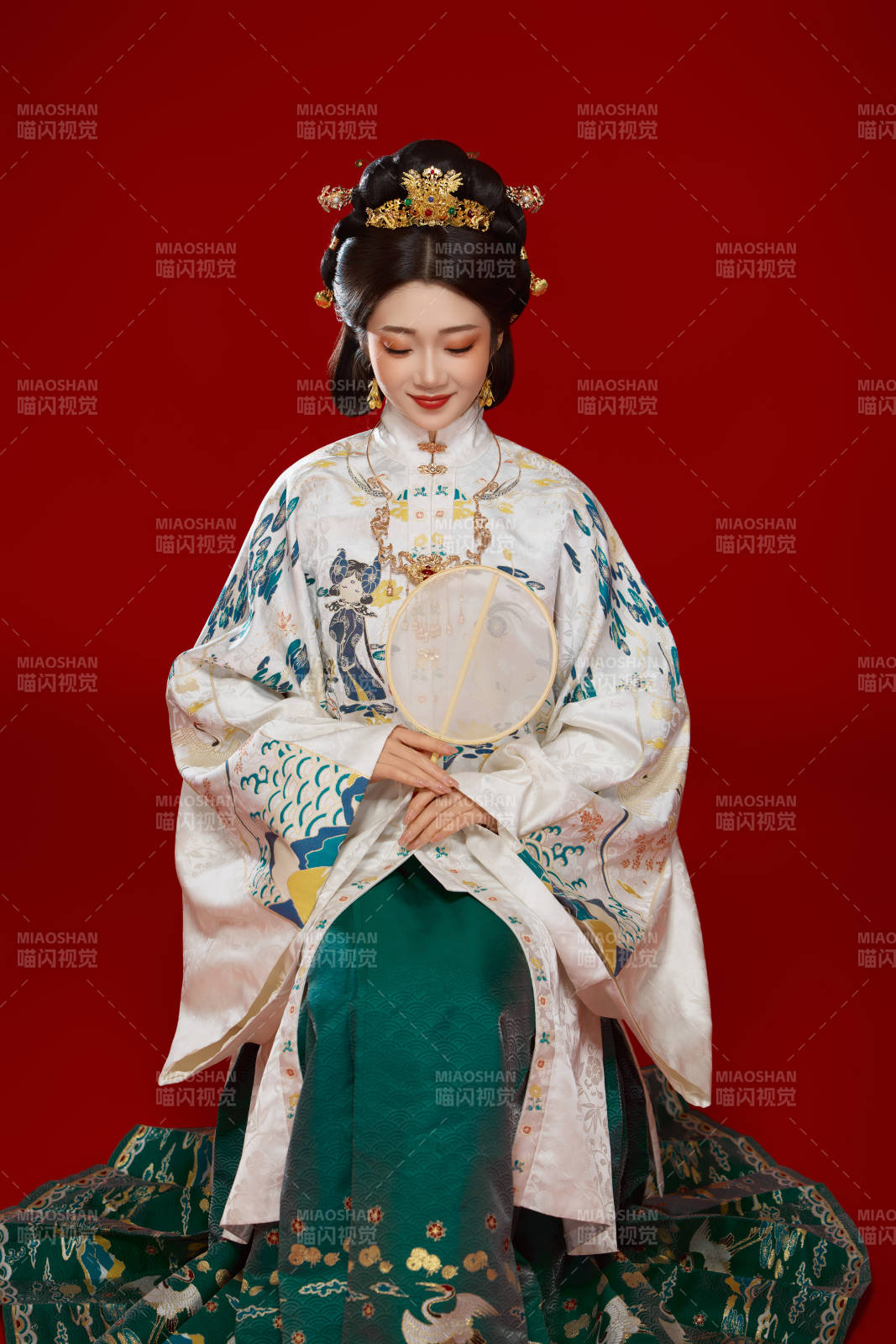 红色背景下穿着中国明朝明制汉服服饰的少女