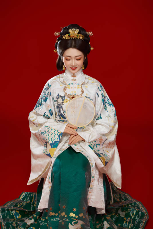 红色背景下穿着中国明朝明制汉服服饰的少女