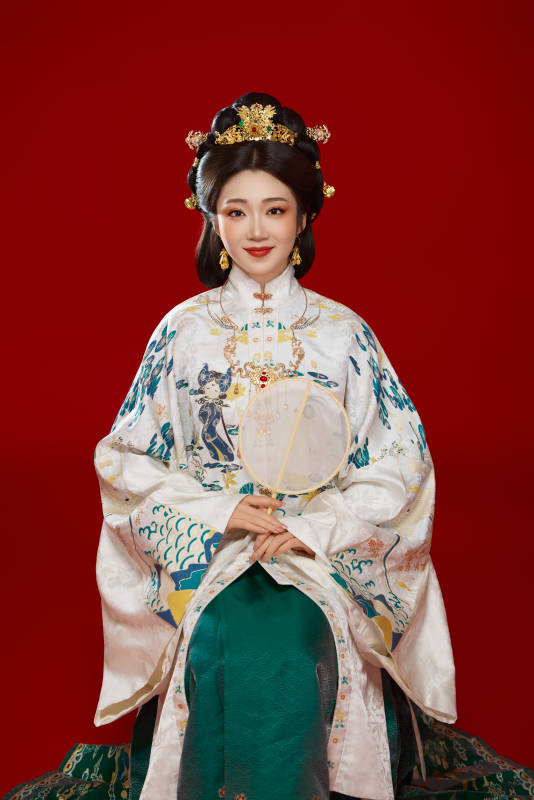 红色背景下穿着中国明朝明制汉服服饰的少女