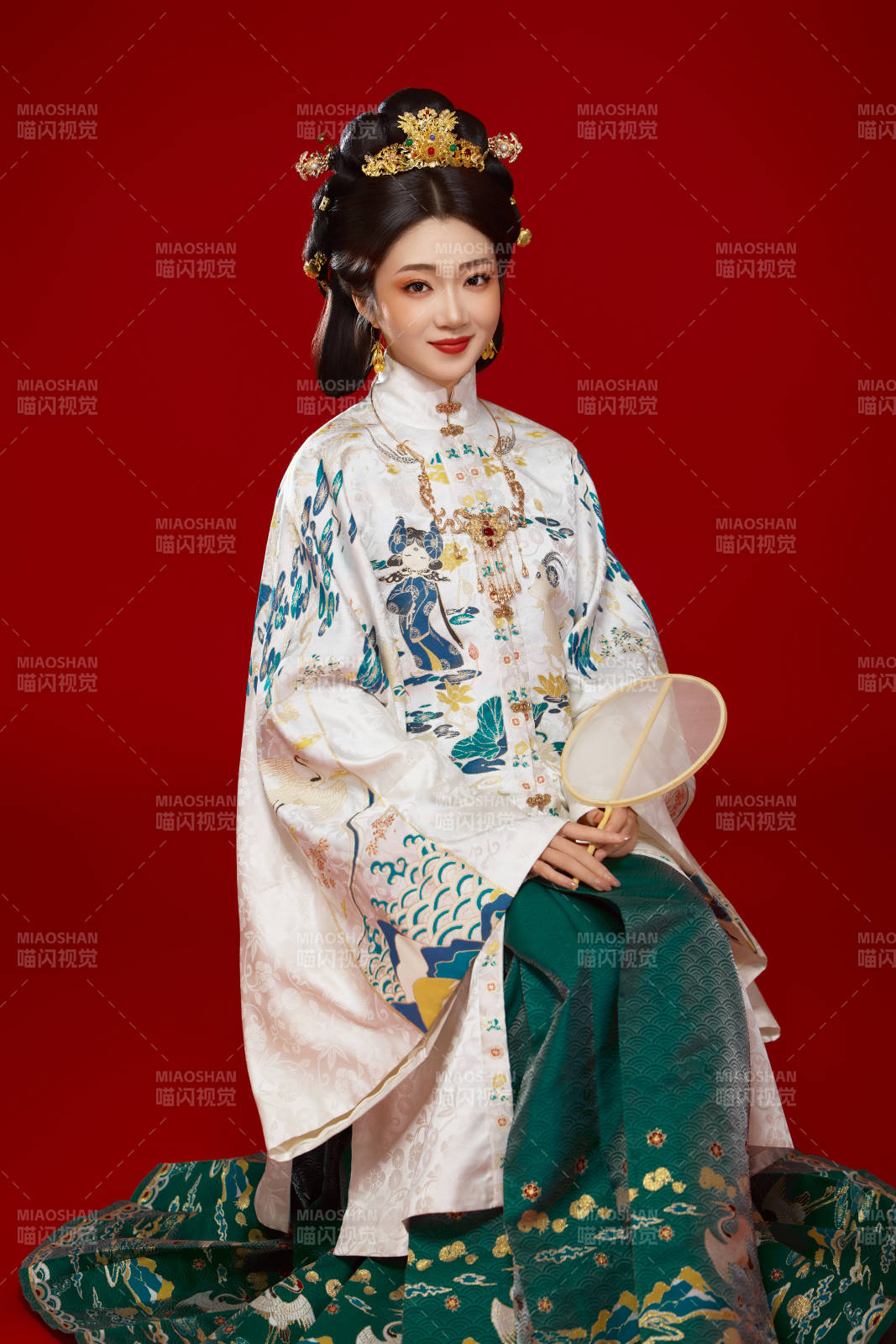 红色背景下穿着中国明朝明制汉服服饰的少女