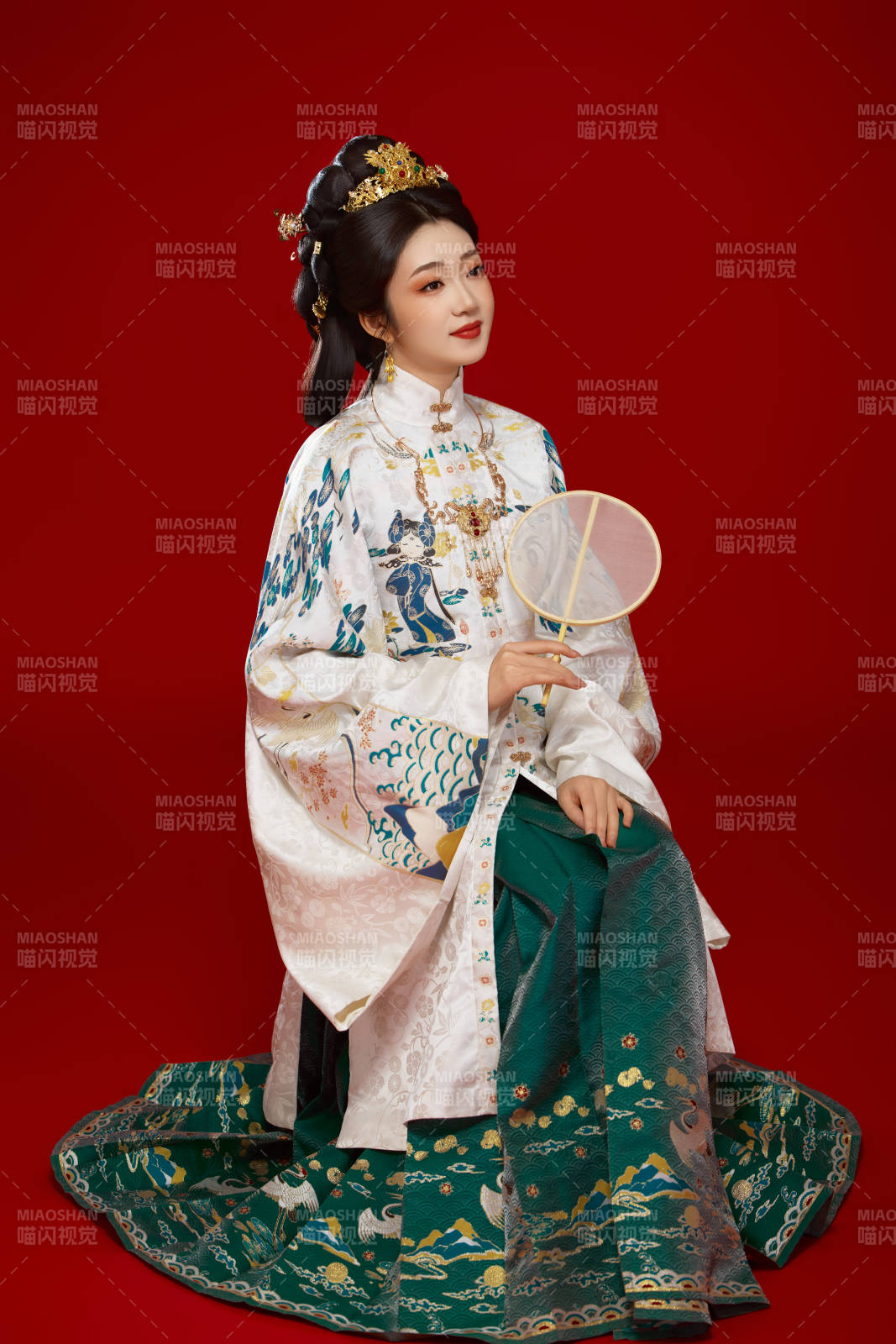 红色背景下穿着中国明朝明制汉服服饰的少女