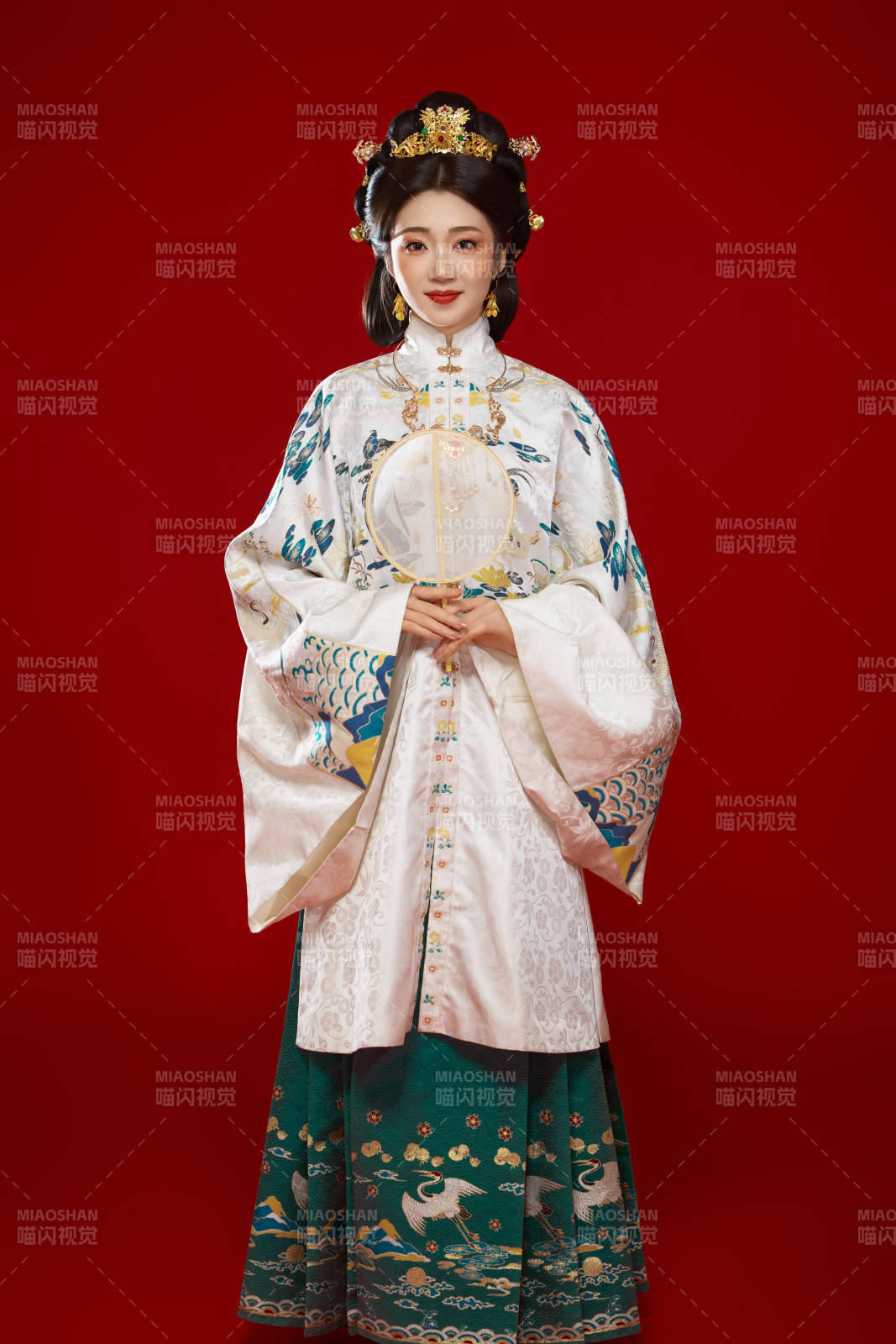 红色背景下穿着中国明朝明制汉服服饰的少女图片