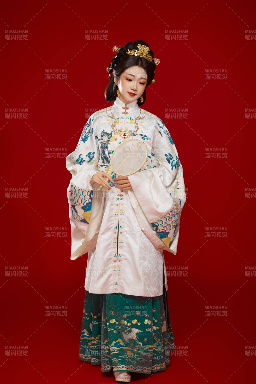 红色背景下穿着中国明朝明制汉服服饰的少女