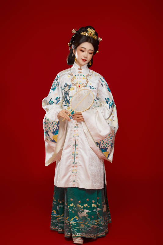 红色背景下穿着中国明朝明制汉服服饰的少女