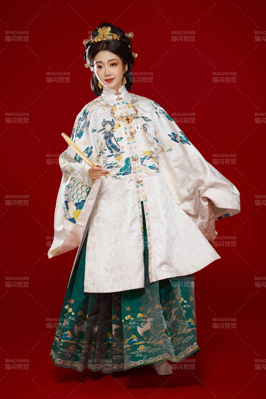 紅色背景下穿著中國明朝明制漢服服飾的少女