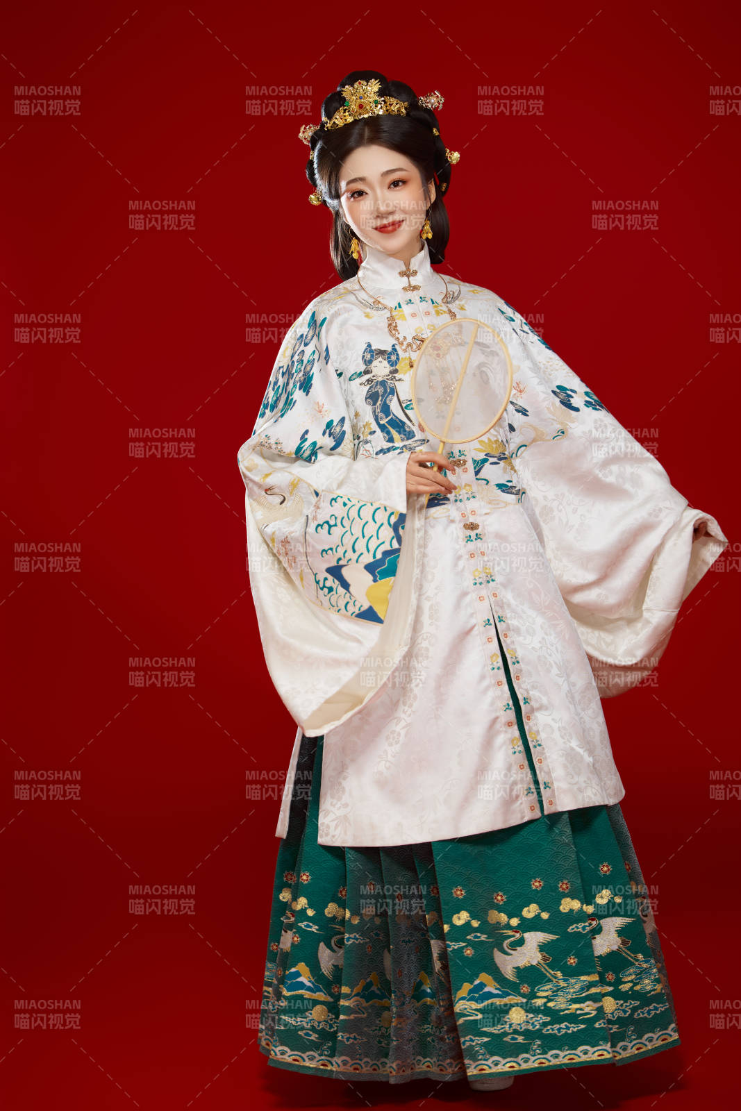 红色背景下穿着中国明朝明制汉服服饰的少女