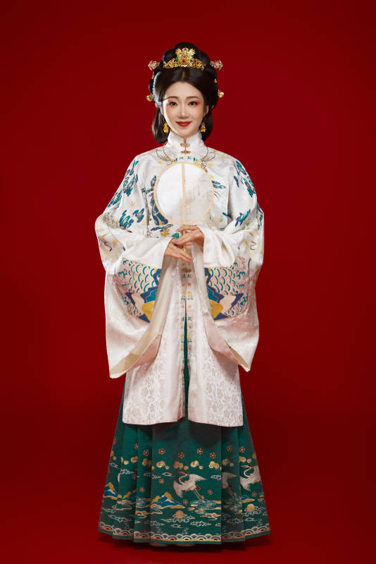 红色背景下穿着中国明朝明制汉服服饰的少女