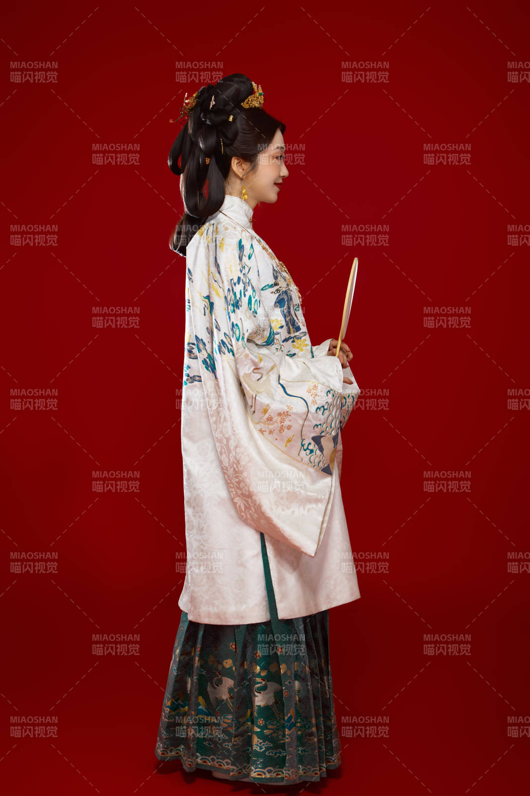 紅色背景下穿著中國明朝明制漢服服飾的少女