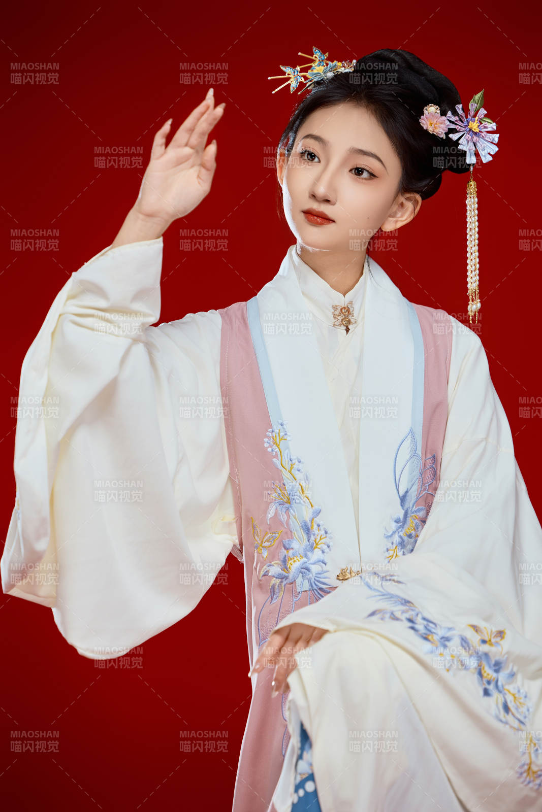红色背景下穿着中国明朝明制汉服服饰的少女