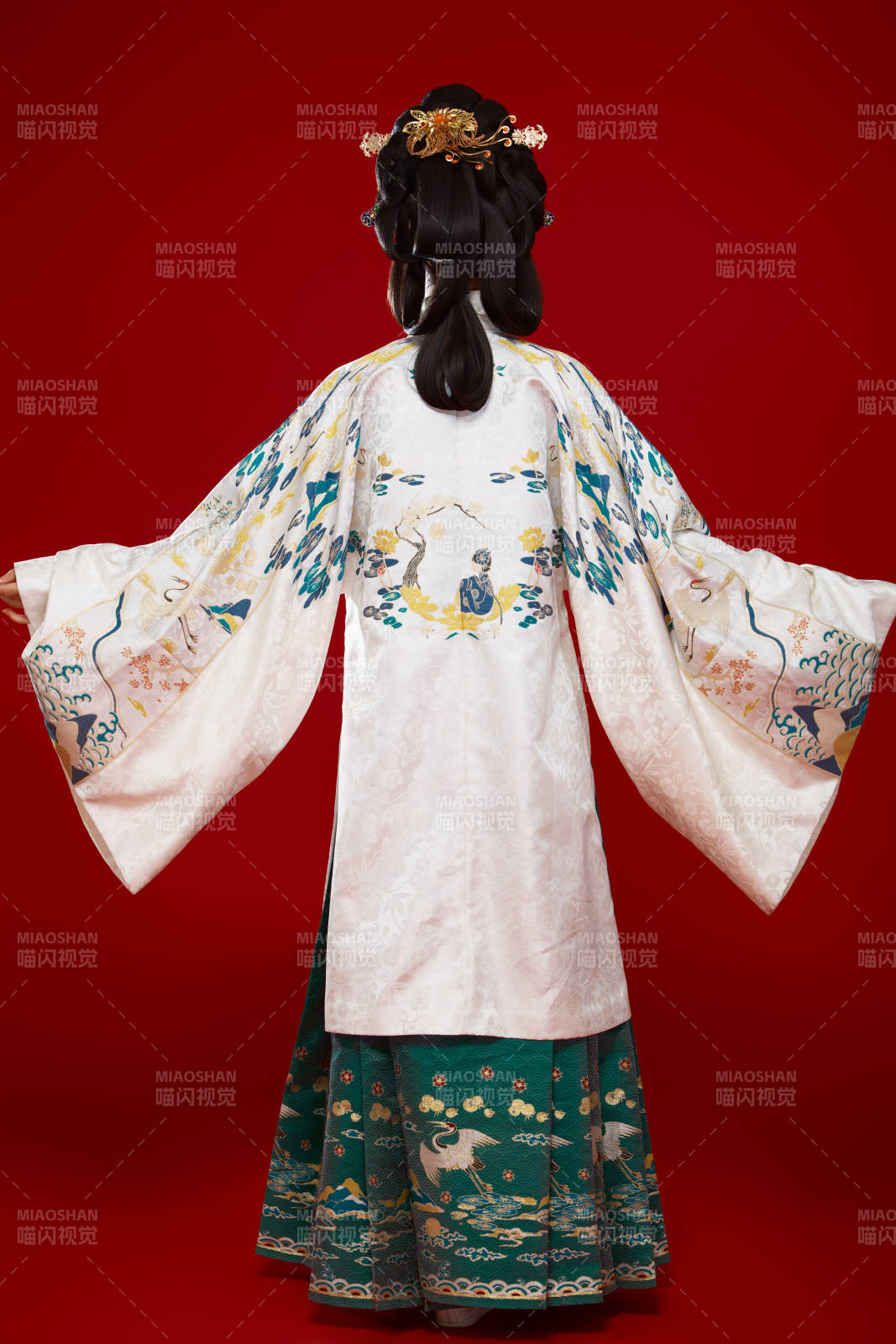 红色背景下穿着中国明朝明制汉服服饰的少女